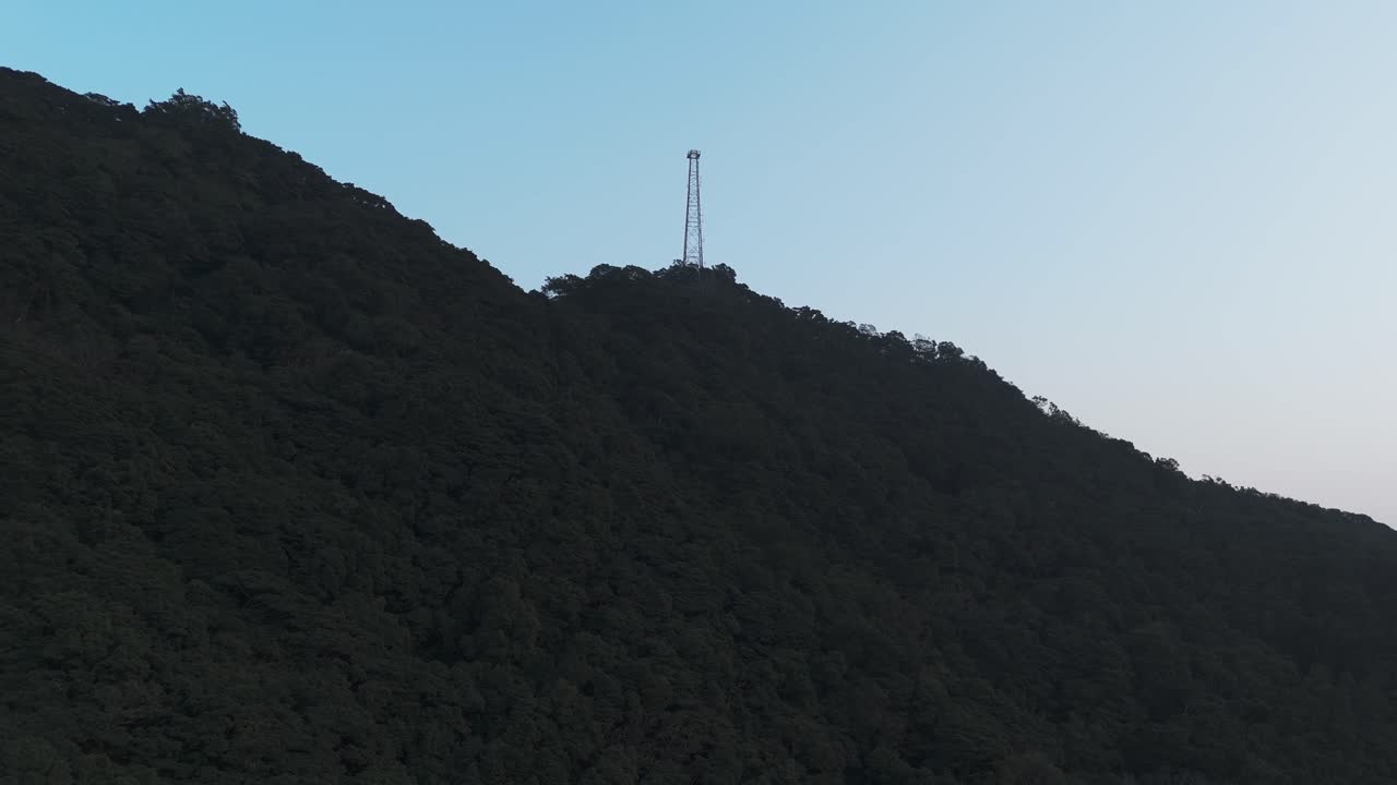 Vista aerea con drone del Monte Verde a Victoria Peak, Hong Kong. Cattura la lussureggiante vegetazione, il paesaggio collinare e lo skyline panoramico della città dall'alto.