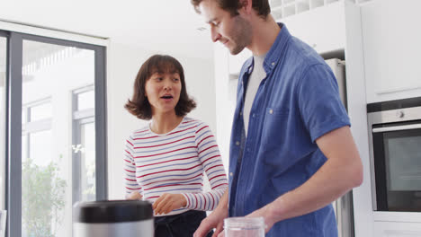 Vídeo-De-Una-Pareja-Feliz-Y-Diversa-Preparando-Comida-Juntos-En-La-Cocina