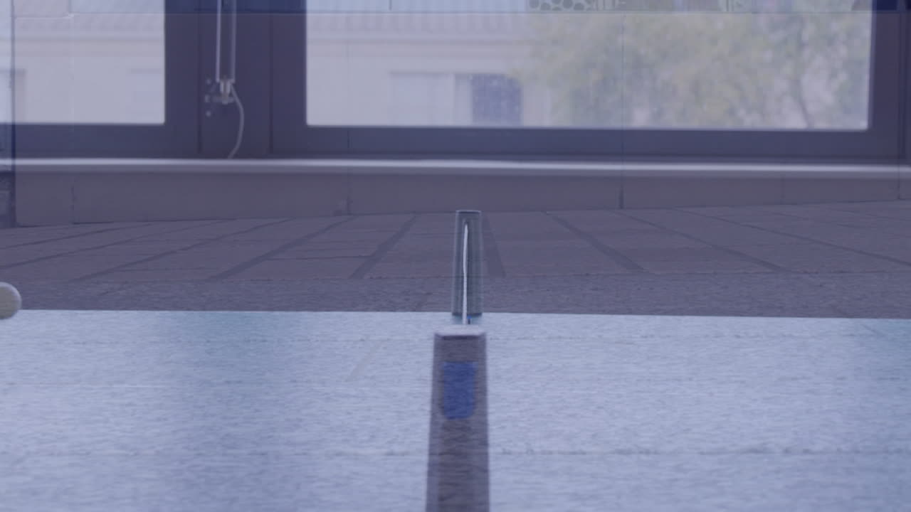 길거리에서  ⁇ 고 있는 사람들의 타임  ⁇ 스에 대항하여 테이블 위에  ⁇ 고 있는 핑공의 복합 비디오