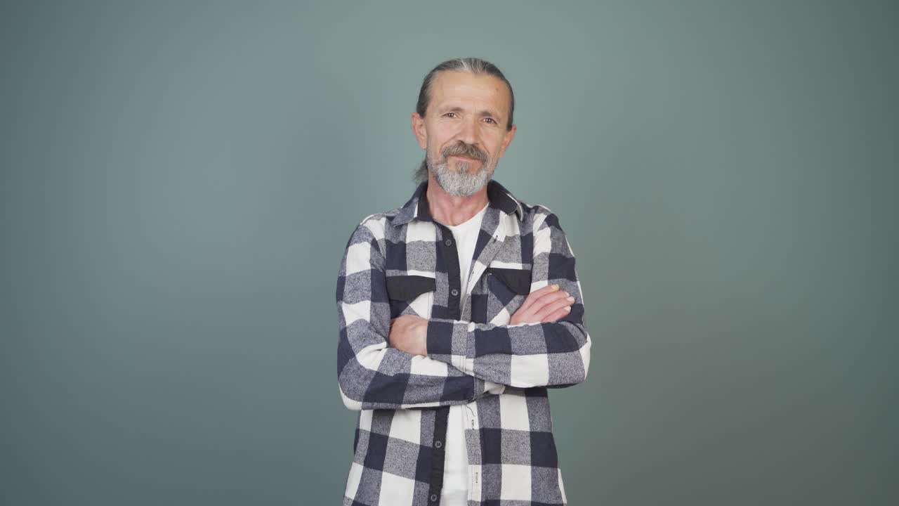 hombre sonriendo a la cámara