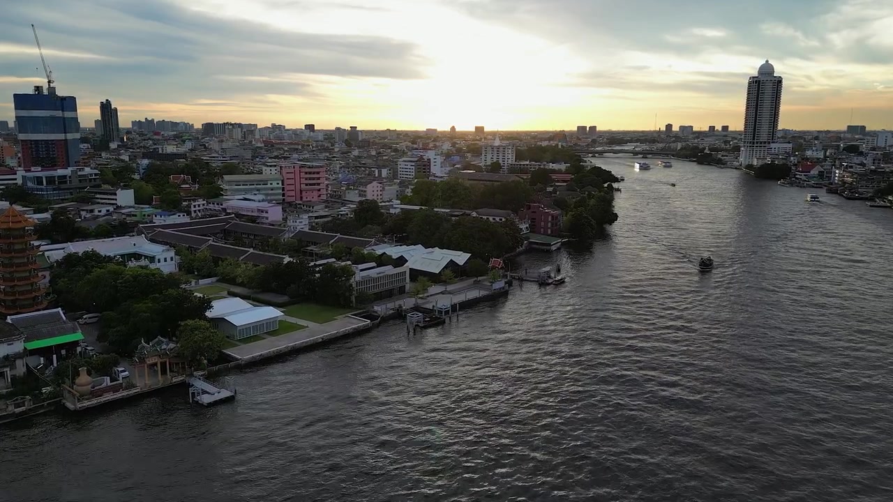 Luftfoto i skumringen stiger langsomt op over Chao Phraya-floden i Bangkok, Thailand.