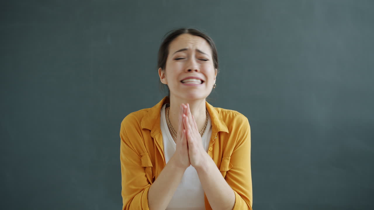 mujer expresando emociones negativas