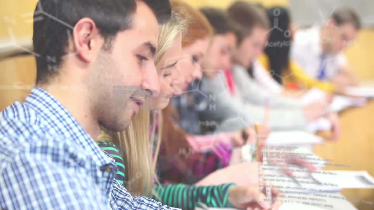 estudiantes de la universidad escribiendo notas