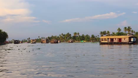 casas flotantes que corren en el remanso del mar con un cielo increíble en el video matutino tomado en alappuzha o alleppey remanso kerala india