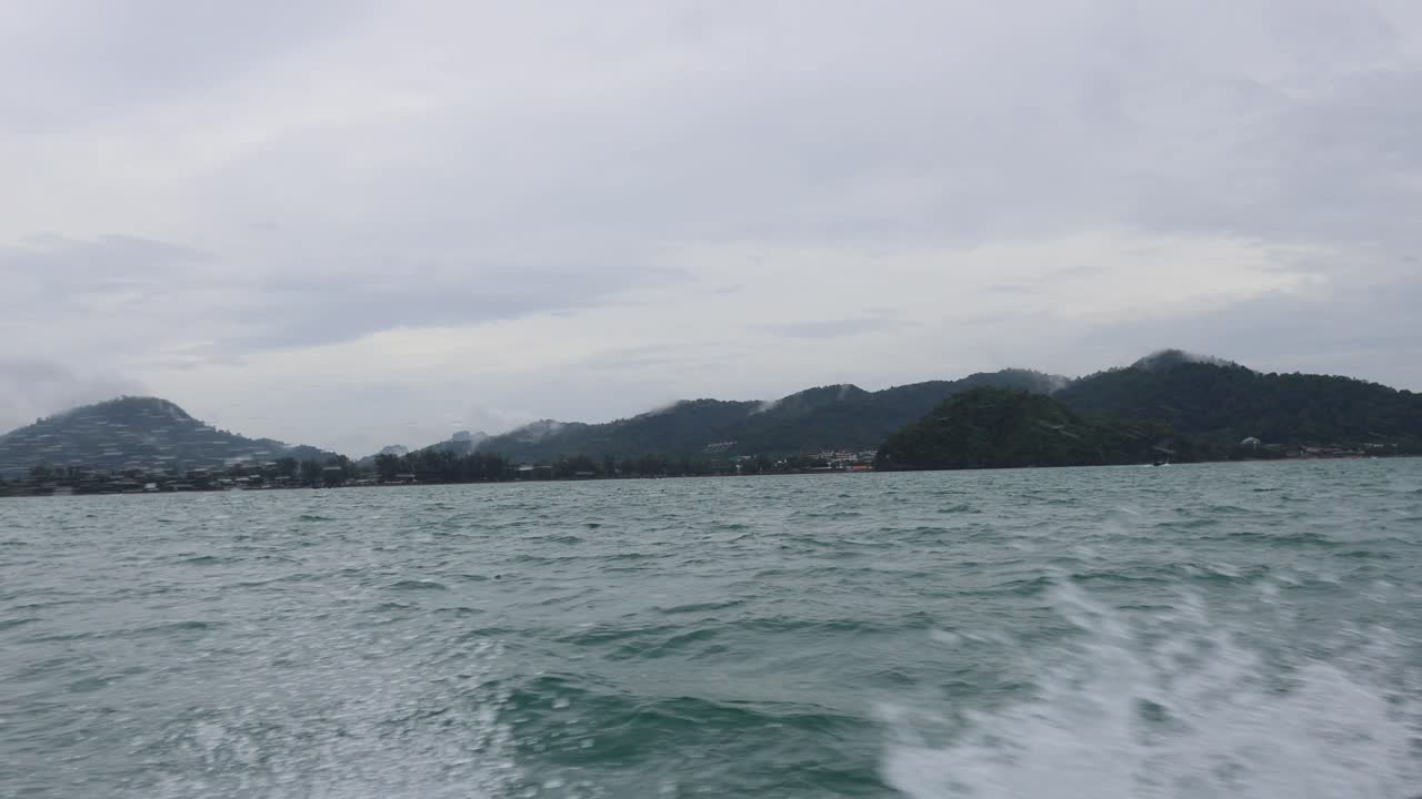 바다와 섬들과 함께 경치 좋은 보트 타기