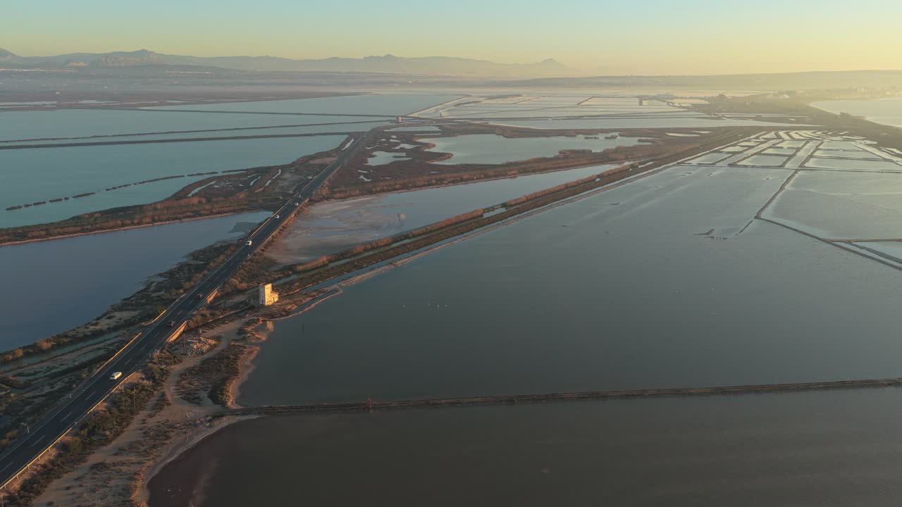 Vista aérea sobrevoando as salinas de Santa Pola