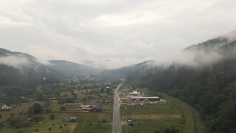 coches circulando por la carretera a través del valle en ucrania