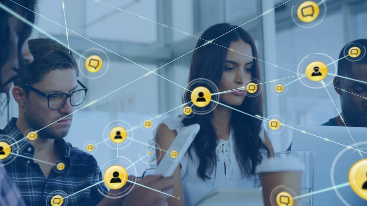 animación de la red de conexiones con las personas iconos sobre diversas personas de negocios en la oficina