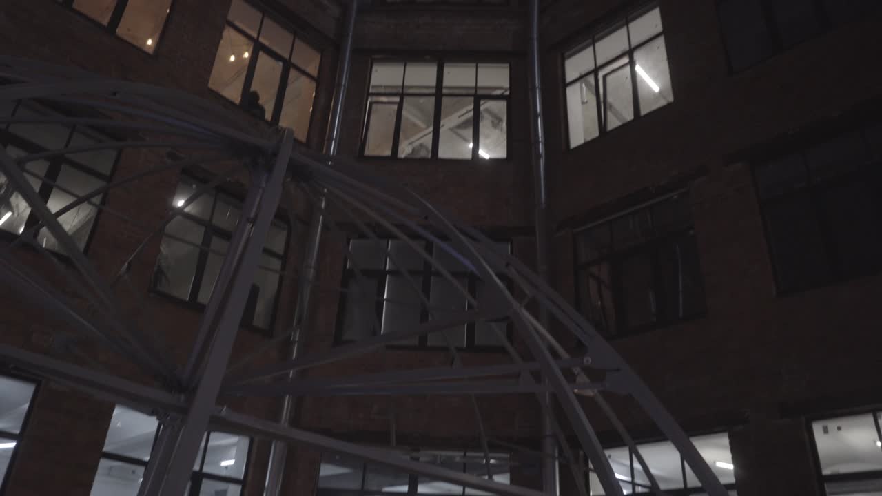 patio urbano por la noche