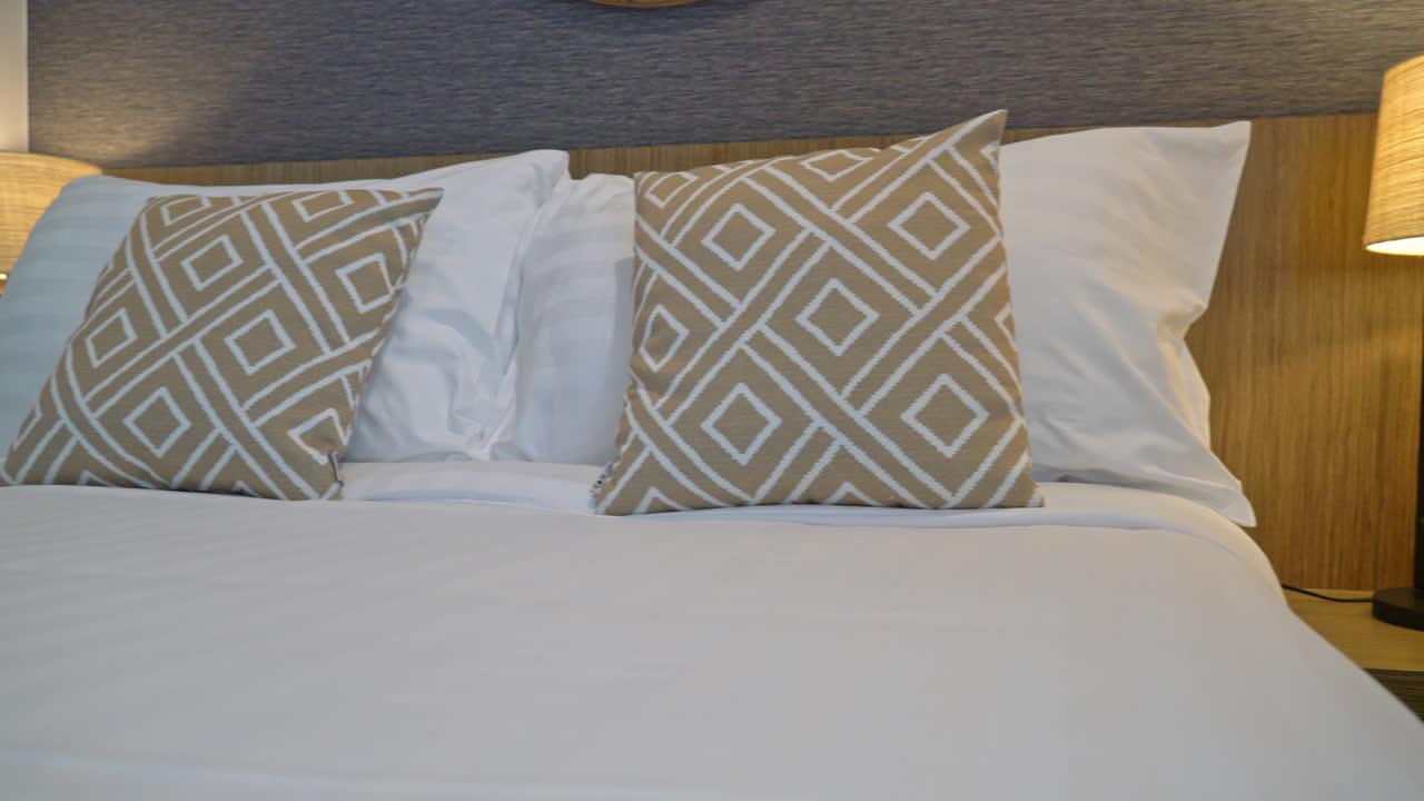 красивая подушка на кровати украшение в интерьере спальни