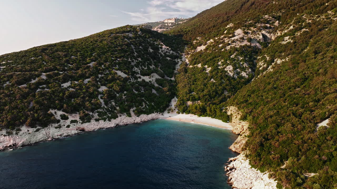 Ripresa aerea orbitale che mostra la spiaggia della laguna blu sull'isola di Cherso, Croazia.