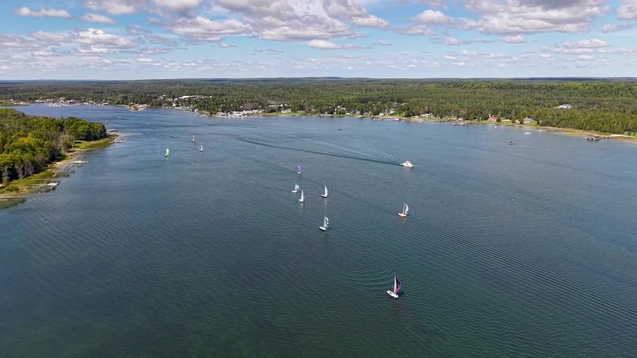 Luftfoto af en fredfyldt sø med sejlbåde, der viser vildmarken og den naturlige skønhed nær Hessel, Michigan, set fra Lake Huron.