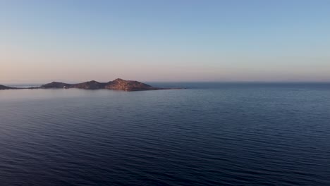 Toma-Aérea-Serena-Del-Mar-Desde-La-Isla-De-Paros,-Grecia