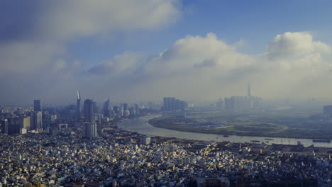 mañana soleada 4k lapso de tiempo panorámico del horizonte y el río de la ciudad de ho chi minh