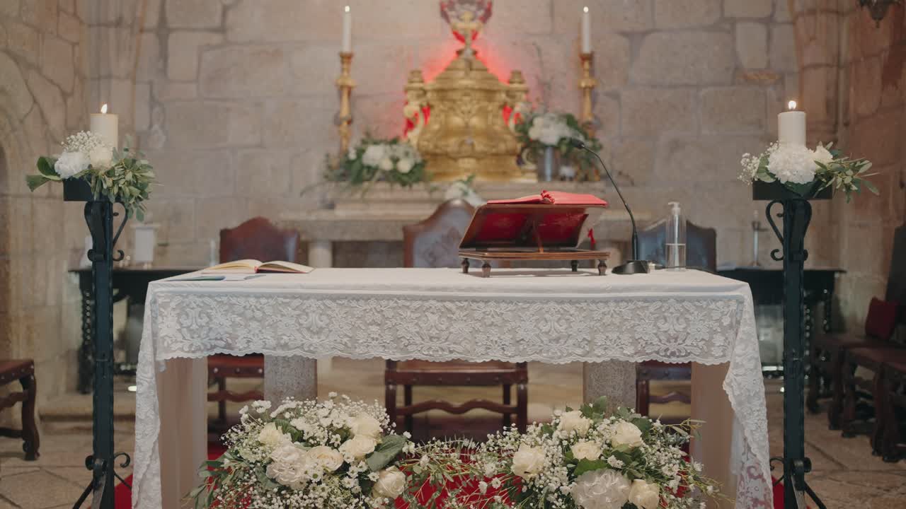 Katholischer Kirchenaltar mit Blumen für die Hochzeitszeremonie vorbereitet