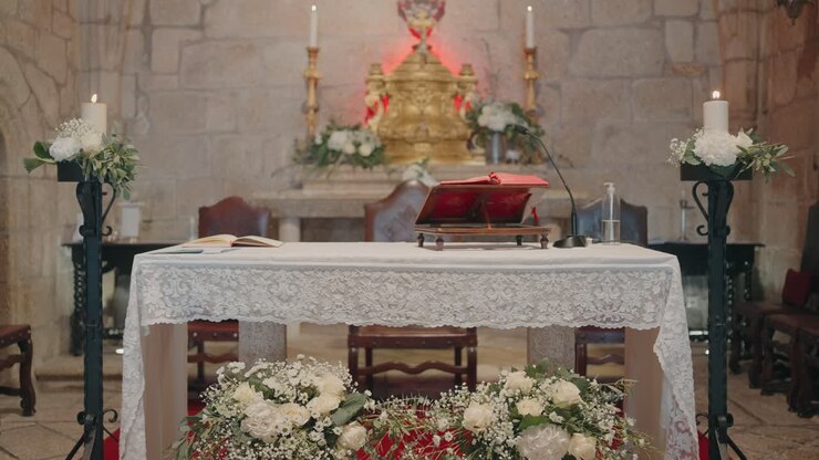 Altare di chiesa cattolica preparato per la cerimonia nuziale con fiori