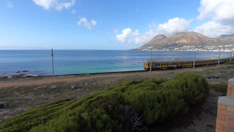 Tren-Que-Viaja-A-Lo-Largo-De-La-Ruta-Costera