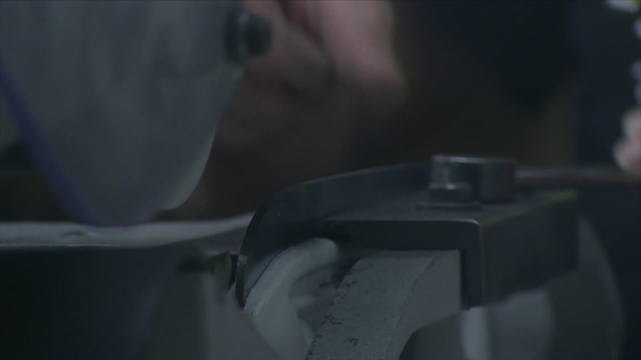 25-секундный ролик, в котором коньки помещают в точилку для коньков, а из лезвия летят искры