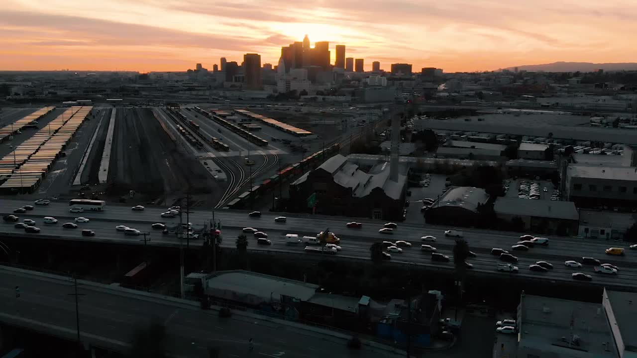 una foto de un dron mirando el horizonte de los ángeles al atardecer