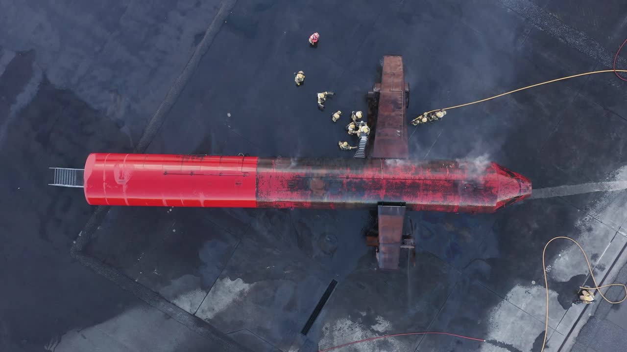 기내 화재로 내부 구조 시나리오 중 비행기에 들어가는 소방관