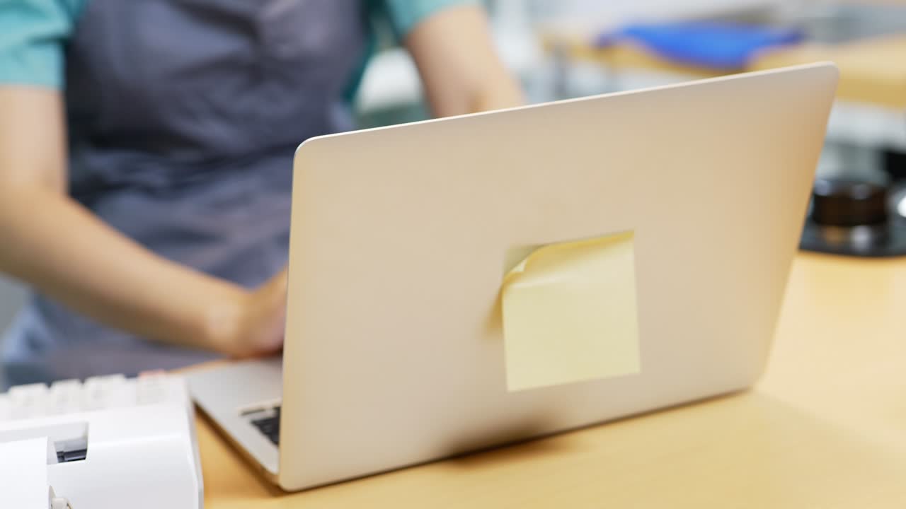 웹을 서핑하는 레스토랑 매니저