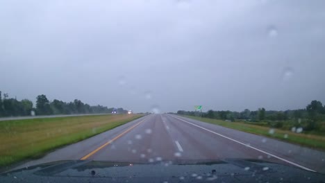 conduciendo por la autopista en un día lluvioso