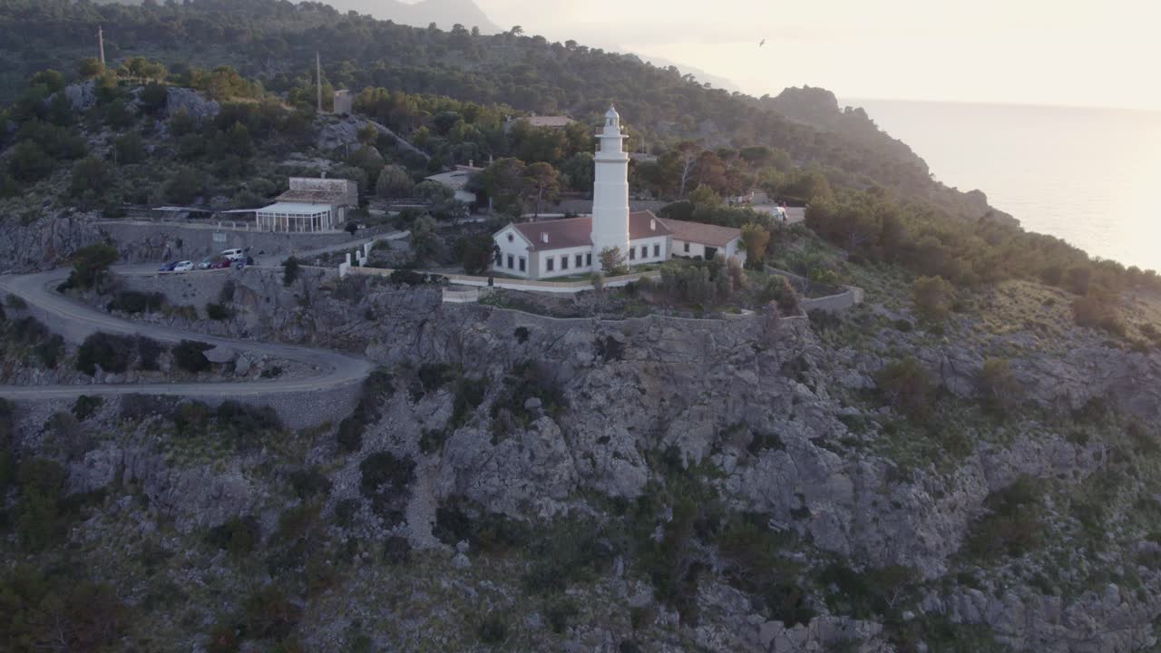 Il tramonto illumina le scogliere e il faro di Soller, Spagna