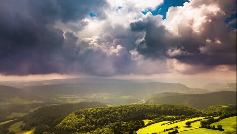 nubes que se forman sobre hermosos paisajes pastorales en un día de verano