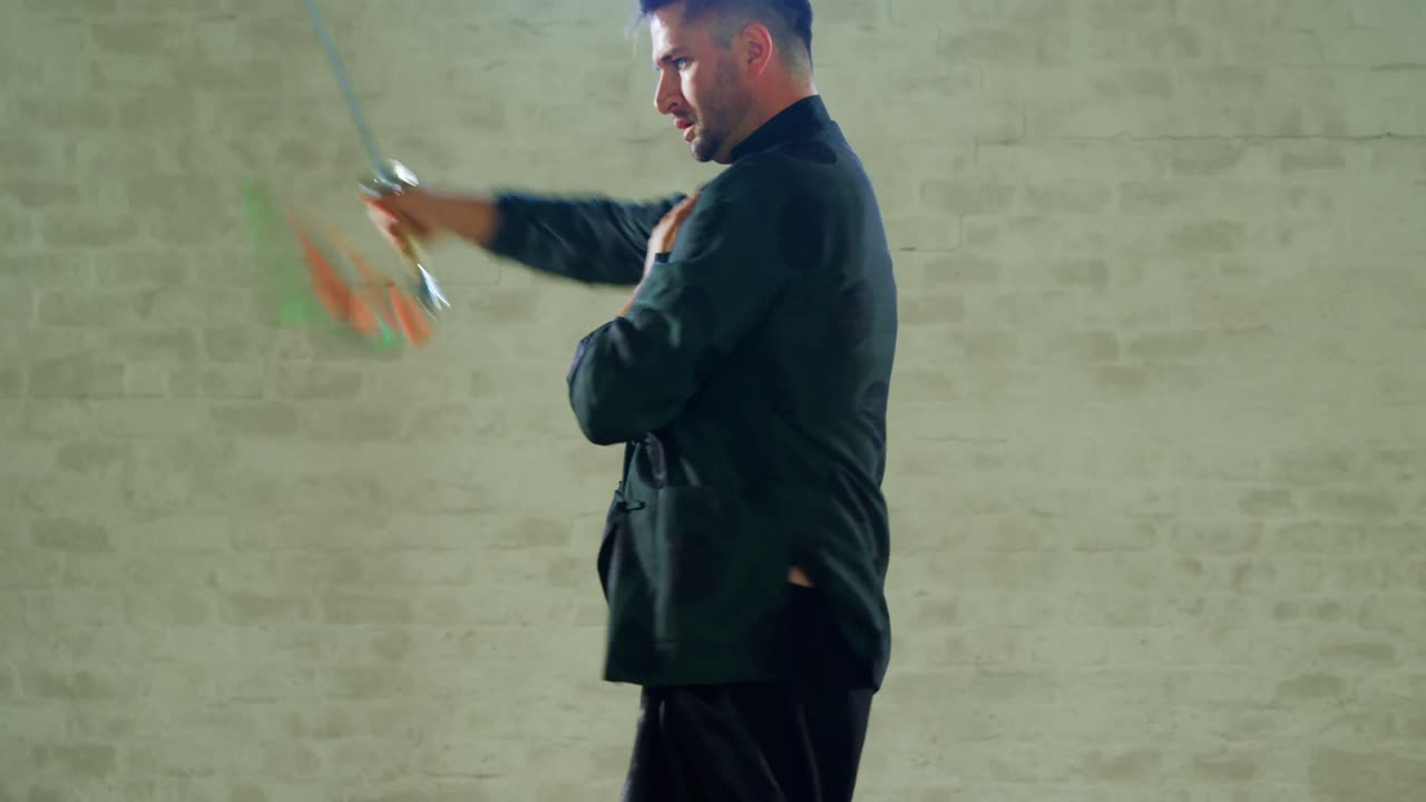 un luchador de kung fu practicando artes marciales con la espada 4k