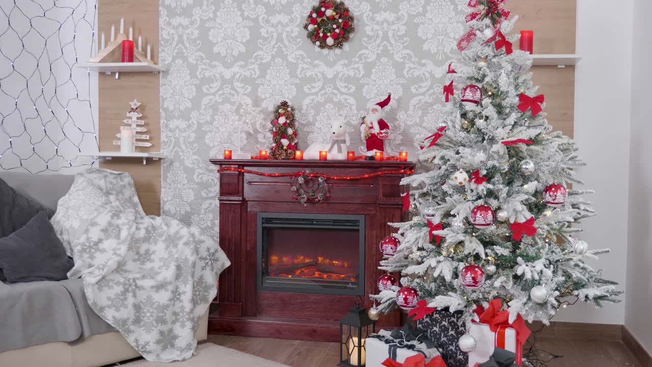 acogedora sala de estar de navidad con árbol decorado y chimenea