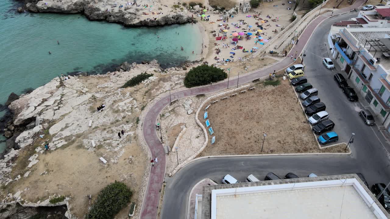 모노폴리, 이탈리아의 작은 해변. 공중 드론 촬영