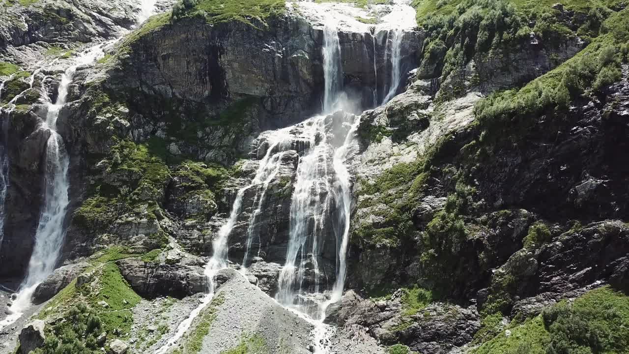 paisaje de cascadas de montaña