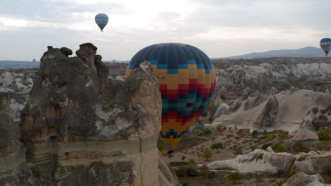 Heißluftballons,-Die-Bei-Sonnenaufgang-über-Die-Kappadokische-Berglandschaft-In-Der-Türkei-Fliegen---Luftdrohnenaufnahme
