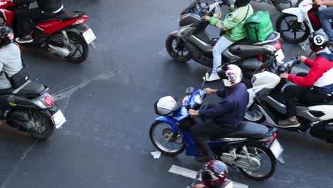 motociclistas navegando por calles de la ciudad congestionadas