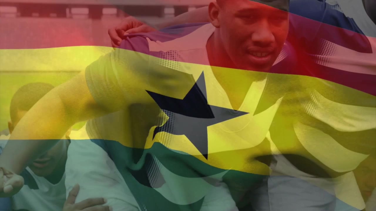 Rugbyspieler im Scrum mit überlagerter Ghana-Flagge