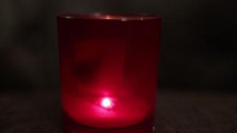 luces rojas de navidad arden