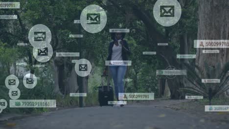 animación de notificaciones por correo electrónico y redes sociales sobre una mujer afroamericana caminando con una maleta