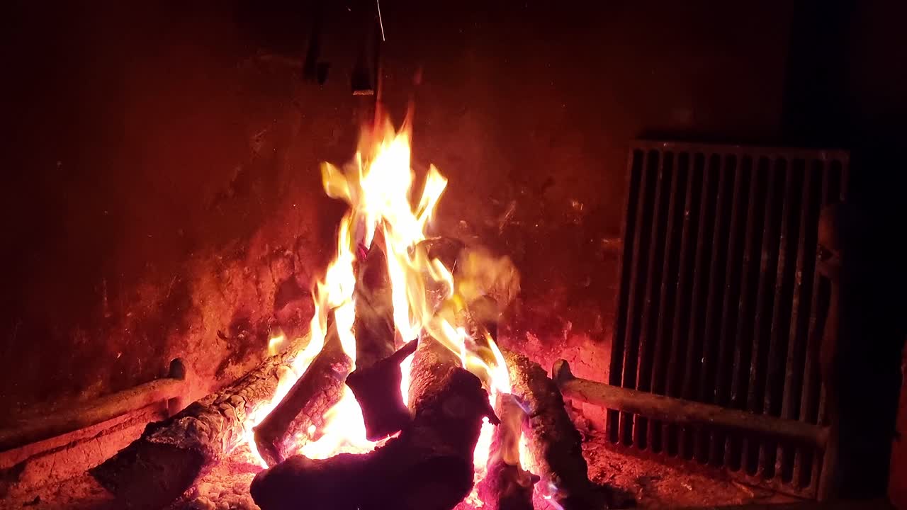 어두운 집에서 불을 켜서 따뜻해지세요