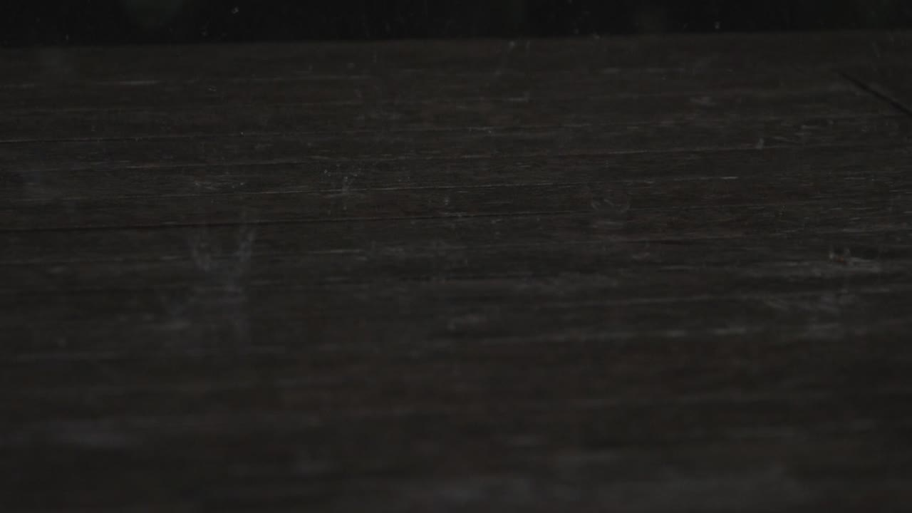 gotas de lluvia en agua a cámara lenta