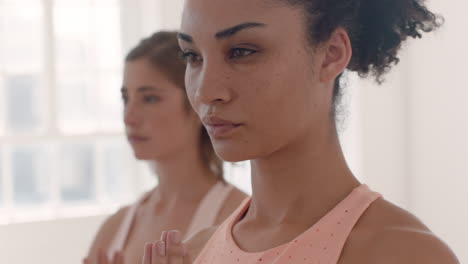 Porträt-Einer-Yoga-Klasse.-Schöne-Frau-Mit-Gemischter-Abstammung,-Die-Gebetshaltung-Praktiziert-Und-Einen-Gesunden-Lebensstil-Genießt-Und-Im-Fitnessstudio-Meditiert