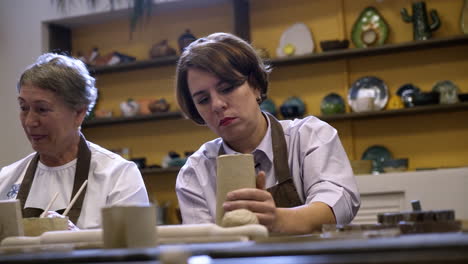 mujeres que trabajan en un estudio de cerámica