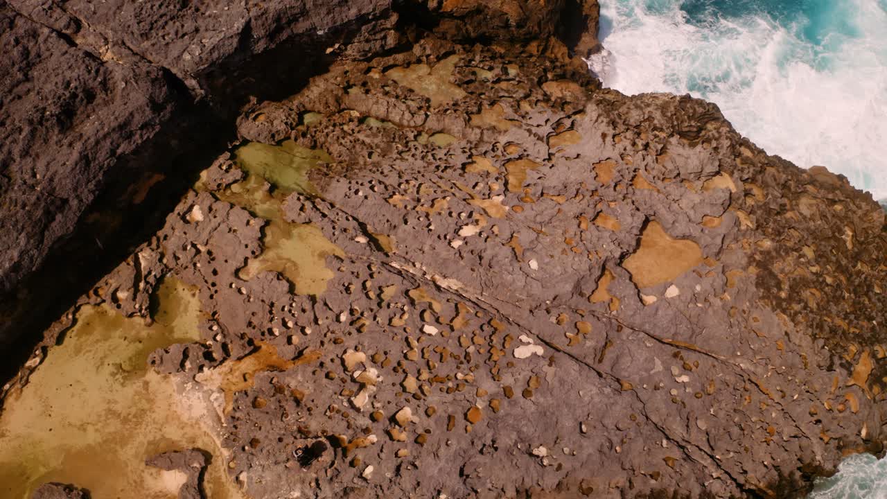 impresionantes formaciones geológicas a lo largo de la costa de nusa penida angel billabong