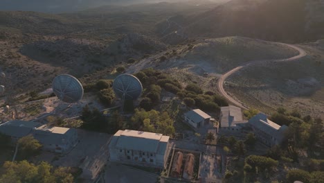 vista aérea de la instalación de comunicación en la cima de la montaña