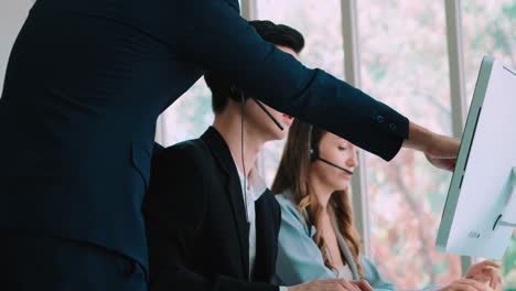 personas de negocios que usan auriculares trabajando en la oficina