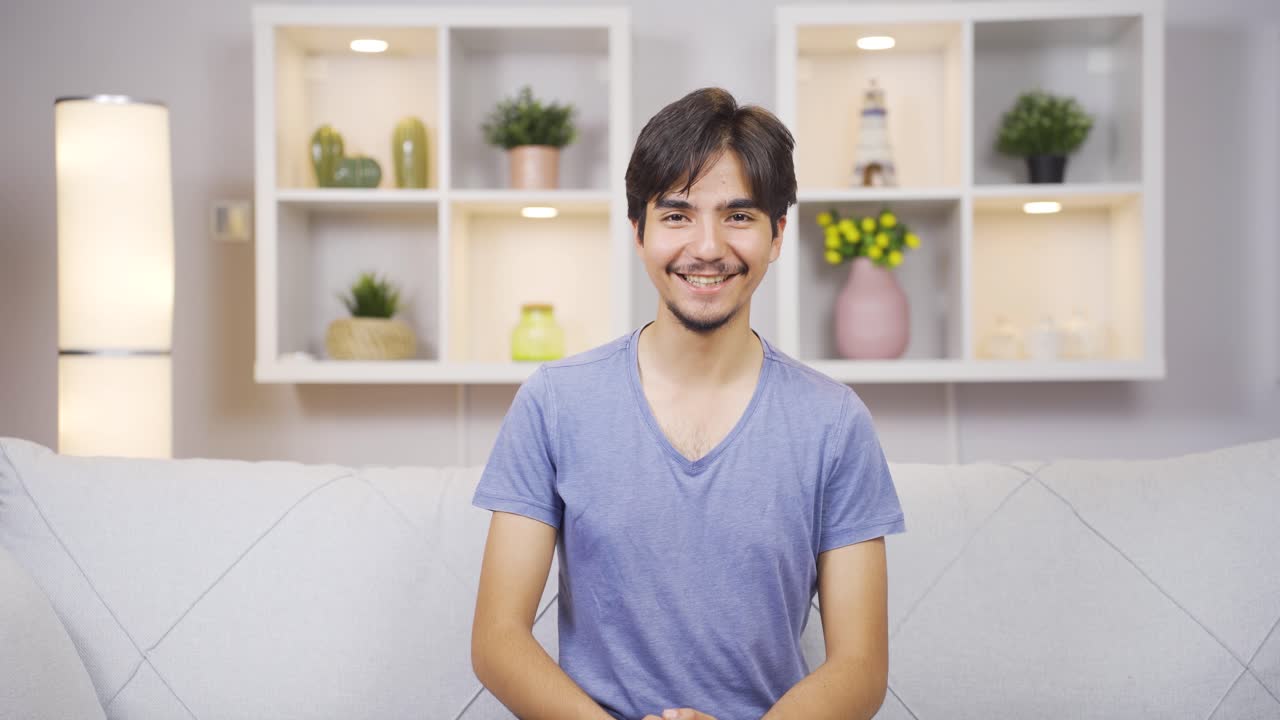 카메라에 미소 짓는 남자