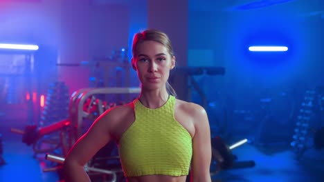 mujer en un gimnasio