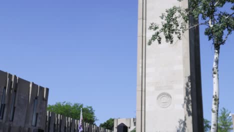 Zeichen-Der-Nordwestlichen-Universität-Kippen-Bis-Zum-Uhrturm-In-Evanston,-Illinois