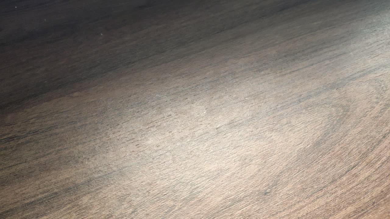 테이블에 돈을 받고 흰 손