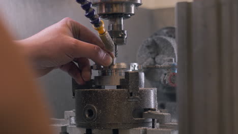 Técnico-Toma-Medidas-Antes-De-Trabajar-Metales-Con-Lentes-De-Cine.