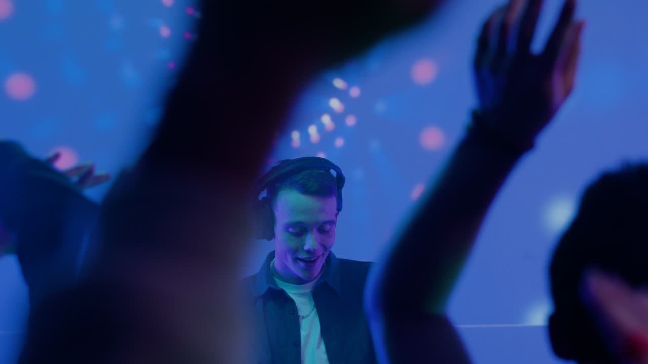 dj trabajando en la discoteca